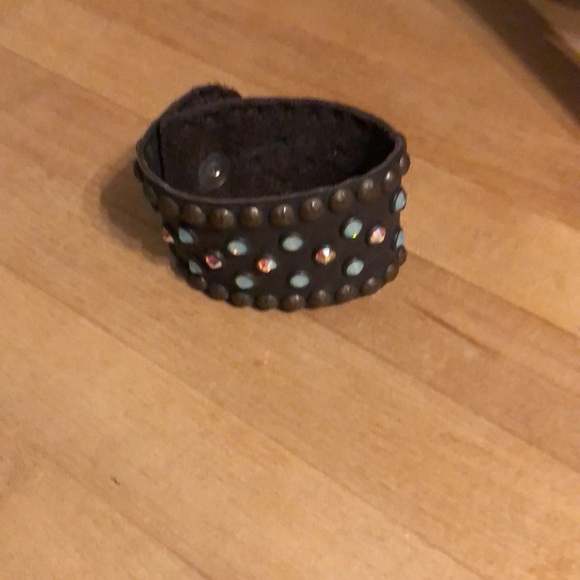 Saltwater Cowgirl leather snap bracelet with Swarovski crystals - Picture 2 of 3